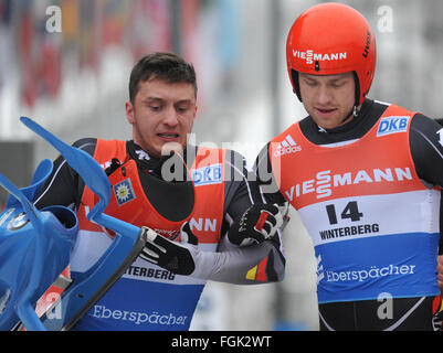 Winterberg, Germania. Xx Febbraio 2016. Toni Eggert (R) e Sascha Benecken (L) di Germania festeggiare dopo la conquista degli uomini biposto evento presso la Coppa del Mondo di slittino a Winterberg, Germania, 20 febbraio 2016. Foto: CAROLINE SEIDEL/dpa/Alamy Live News Foto Stock