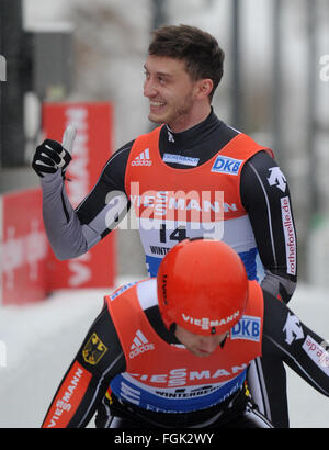 Winterberg, Germania. Xx Febbraio 2016. Toni Eggert (anteriore) e Sascha Benecken (retro) della Germania festeggiare dopo la conquista degli uomini biposto evento presso la Coppa del Mondo di slittino a Winterberg, Germania, 20 febbraio 2016. Foto: CAROLINE SEIDEL/dpa/Alamy Live News Foto Stock