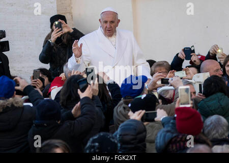 Città del Vaticano il Vaticano. Xx Febbraio 2016. Papa Francesco passeggiate attraverso la folla come egli arriva a tenere la sua seconda udienza giubilare in questo anno di misericordia in Piazza San Pietro nella Città del Vaticano il Vaticano. Parlando alle migliaia di pellegrini e visitatori si sono riuniti sabato, il Santo Padre ha detto in queste settimane prima di Pasqua la Chiesa fu invitando i fedeli ad approfondire il loro impegno "per esprimere la misericordia di Dio in ogni aspetto della loro vita quotidiana." Credito: Giuseppe Ciccia/Pacific Press/Alamy Live News Foto Stock