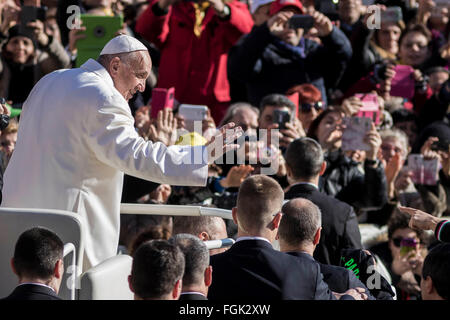 Città del Vaticano il Vaticano. Xx Febbraio 2016. Papa Francesco passeggiate attraverso la folla come egli arriva a tenere la sua seconda udienza giubilare in questo anno di misericordia in Piazza San Pietro nella Città del Vaticano il Vaticano. Parlando alle migliaia di pellegrini e visitatori si sono riuniti sabato, il Santo Padre ha detto in queste settimane prima di Pasqua la Chiesa fu invitando i fedeli ad approfondire il loro impegno "per esprimere la misericordia di Dio in ogni aspetto della loro vita quotidiana." Credito: Giuseppe Ciccia/Pacific Press/Alamy Live News Foto Stock