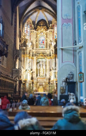 LVIV, Ucraina - 16 gennaio 2016: piscina interna della Cattedrale latina. Lviv, Ucraina. Tilt Shift Effetto Foto Stock