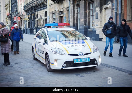 LVIV, Ucraina - 15 gennaio 2016: Nuova Pro-American ucraino di polizia sulla piazza Rynok di Leopoli. Foto Stock