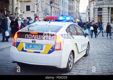 LVIV, Ucraina - 15 gennaio 2016: Nuova Pro-American ucraino di polizia sulla piazza Rynok di Leopoli. Foto Stock