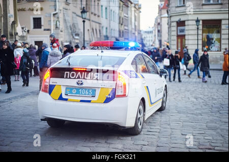 LVIV, Ucraina - 15 gennaio 2016: Nuova Pro-American ucraino di polizia sulla piazza Rynok di Leopoli. Foto Stock