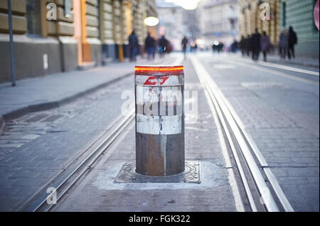 LVIV, Ucraina - 15 gennaio 2016: dissuasori mobili con una luce rossa. Lviv, Ucraina. Foto Stock