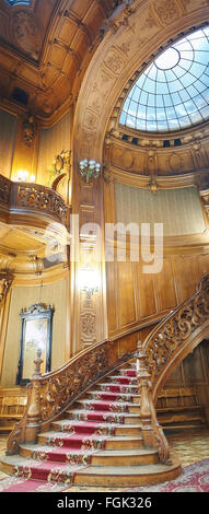 LVIV, Ucraina - 15 gennaio 2016: Casa di scienziati di Lviv, Ucraina. Verticale vista panoramica. Vintage in legno scale a spirale Foto Stock