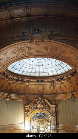 LVIV, Ucraina - 16 gennaio 2016: Casa di scienziati di Lviv, Ucraina. All'interno dell'edificio storico. Vintage di soffitto in legno. Foto Stock