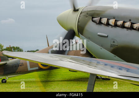 Hawker Hurricane pilotato da Richard grazia di rullaggio fuori passando il Supermarine Spitfire "acquavite di Kent" al Goodwood 2015 Foto Stock