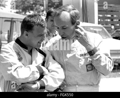 John Surtees e meccanico all'inizio del Motorsport e formale e Grand Prix racing in Canada nella gara di Mosport via vicino Bownmanville, Ontario,1960 Foto Stock