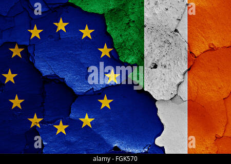 Bandiere di UE e Irlanda dipinta sulla parete incrinato Foto Stock