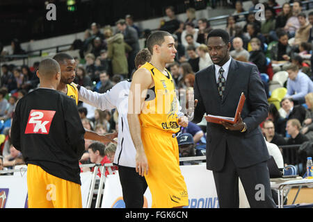 Londra, UK, 19 febbraio 2016. London Lions' assistant coach Robert Youngblood dare istruzione al Kai Williams durante il London Lions vs. Glasgow Rocks BBL gioco presso la casella di rame Arena del Parco Olimpico. Credito: Rastislav Kolesar/Alamy Live News Foto Stock