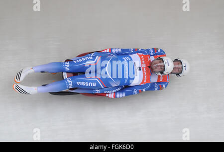 Winterberg, Germania. Xx Febbraio 2016. Alexandr Denisyev (anteriore) e Vladislav Antonov (retro) della Russia finire quarto durante l'uomo biposto evento presso la Coppa del Mondo di slittino a Winterberg, Germania, 20 febbraio 2016. Foto: CAROLINE SEIDEL/dpa/Alamy Live News Foto Stock