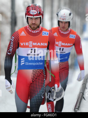 Winterberg, Germania. Xx Febbraio 2016. Tristan Walker (anteriore) e Justin Snith (indietro) del Canada Termina ottavo in uomini della biposto evento presso la Coppa del Mondo di slittino a Winterberg, Germania, 20 febbraio 2016. Foto: CAROLINE SEIDEL/dpa/Alamy Live News Foto Stock