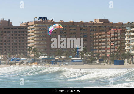 Fuengirola, Malaga, Andalusia, Spagna. Xx Febbraio, 2016. Kite surfer prende advantange del codice arancione allarmante di onde alte. Credito: Perry Van Munster/ Alamy Live News Foto Stock