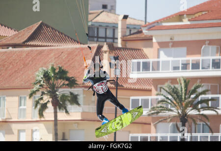 Fuengirola, Malaga, Andalusia, Spagna. Xx Febbraio, 2016. Kitesurfer prende advantange del codice arancione allarmante di onde alte. Credito: Perry Van Munster/ Alamy Live News Foto Stock