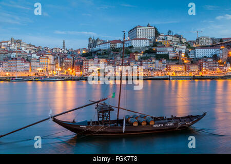 Alba a Porto, Portogallo. Guardando da Vila Nova de Gaia sul fiume Douro. Foto Stock