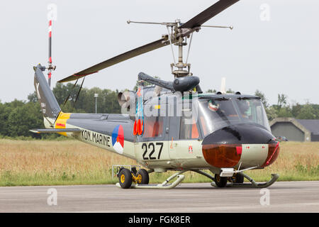 Storico marina olandese UH-1B Huey sul display presso la Dutch Air Force Open Days. Foto Stock