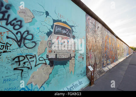 Frammento di La East Side Gallery. Si tratta di un 1.3 km lungo la parte originale del muro di Berlino che crollò in 198 Foto Stock