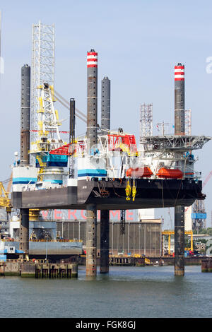 Auto piattaforma elevabile JB-118 ormeggiata nel porto di Rotterdam. Il rig è costruire in 20 Foto Stock