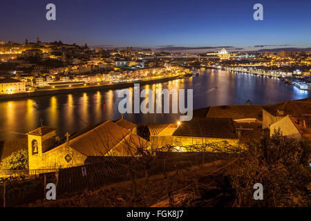 Alba a Porto, Portogallo. Guardando lungo il fiume Douro verso Luiz I Bridge. Foto Stock