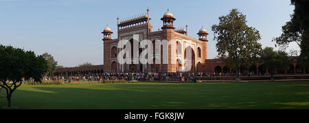 Taj Mahal, un mausoleo di marmo bianco in Agra, India. Foto Stock