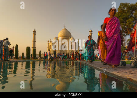 Taj Mahal, un mausoleo di marmo bianco in Agra, India. Foto Stock