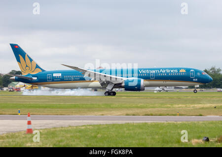 Nuovo di zecca Vietnam Airlines Boeing 787-900 in atterraggio a La cinquantunesima International Paris Air Show Foto Stock