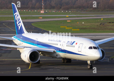 All Nippon Airways (ANA) Boeing 787 Dreamliner rullaggio su Dusseldorf Airport dopo lo sbarco. Foto Stock