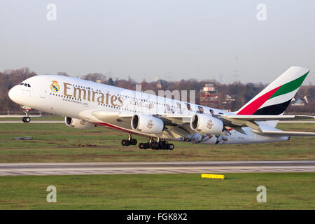 Emirates Airbus A380 il decollo dall'aeroporto di Dusseldorf. Foto Stock