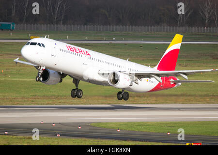 Iberia Airbus A321 il decollo dall'aeroporto di Dusseldorf. Foto Stock