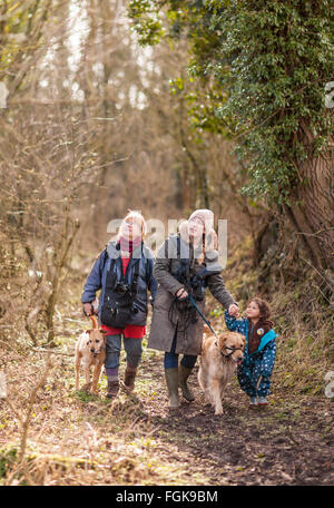 A febbraio il bosco a piedi per tre generazioni della famiglia. Foto Stock