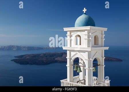 Santorini - La torre della chiesa Anastasi a Imerovigli con il Nea Kameni island in background. Foto Stock