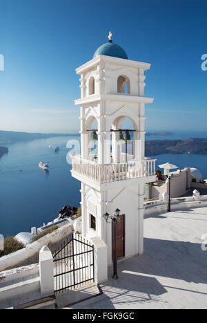 Santorini - La torre della chiesa Anastasi a Imerovigli con il Nea Kameni island in background. Foto Stock