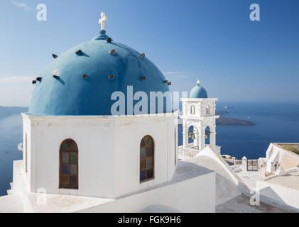 Santorini - La Chiesa Anastasi a Imerovigli con il Nea Kameni island in background. Foto Stock