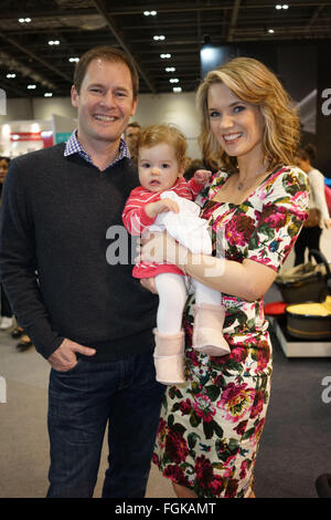 Londra, Regno Unito. Xx Febbraio, 2016. Charlotte Hawkins e famiglia frequentare il bambino mostra 2016 a Excel di Londra. Credito: Vedere Li/Alamy Live News Foto Stock