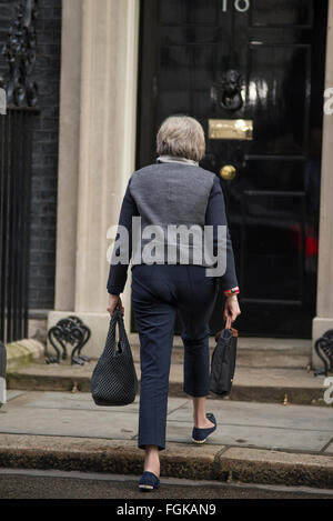 A Downing Street, Londra, Regno Unito. Xx Febbraio, 2016. Home Secretary Theresa Maggio arriva a No.10. Ministri di arrivare per un sabato riunione del gabinetto al n. 10 per essere informato sui negoziati UE. Credito: Malcolm Park editoriale/Alamy Live News Foto Stock