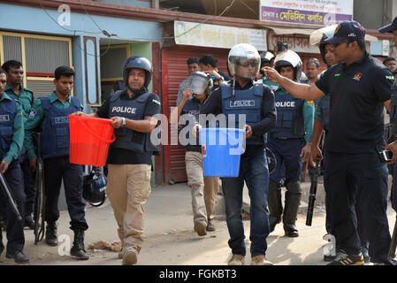 Dacca in Bangladesh. Xx Febbraio, 2016. Il poliziotto del Bangladesh porta un secchio che contengono bomba a Dacca in Bangladesh. La polizia del Bangladesh hanno recuperato esplosivi da una casa a Dhaka, nel Bangladesh, sulla base di informazioni fornite da due elementi di sospetto di fuorilegge outfit militante Ansarullah Bangla Team. Detective recuperato diverse bombe da una casa a Dhaka's area Mohammadpur la scorsa notte. Credito: Mamunur Rashid/Alamy Live News Foto Stock