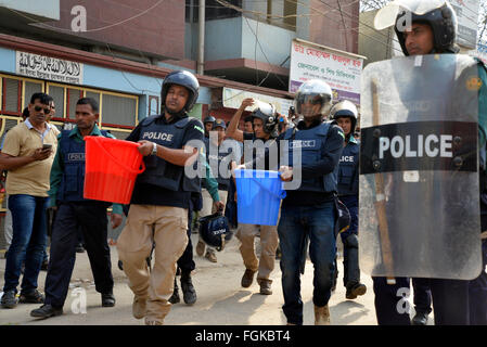 Dacca in Bangladesh. Xx Febbraio, 2016. Il poliziotto del Bangladesh porta un secchio che contengono bomba a Dacca in Bangladesh. La polizia del Bangladesh hanno recuperato esplosivi da una casa a Dhaka, nel Bangladesh, sulla base di informazioni fornite da due elementi di sospetto di fuorilegge outfit militante Ansarullah Bangla Team. Detective recuperato diverse bombe da una casa a Dhaka's area Mohammadpur la scorsa notte. Credito: Mamunur Rashid/Alamy Live News Foto Stock