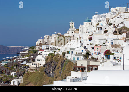 SANTORINI, Grecia - 7 ottobre 2015: l'outlook su Imerovigili a caldera con il Therasia isola in background. Foto Stock