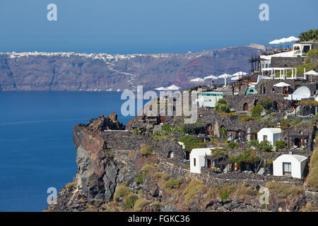 SANTORINI, Grecia - 7 ottobre 2015: l'outlook su resort di lusso in Imerovigili di caldera. Foto Stock