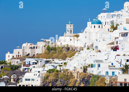 SANTORINI, Grecia - 7 ottobre 2015: l'outlook su Imerovigili a caldera con il Therasia isola in background. Foto Stock