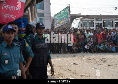 Dacca in Bangladesh. Xx Febbraio, 2016. I cittadini del Bangladesh sta guardando le bombe recuperato a Mohammadpur a Dhaka, nel Bangladesh. La polizia ha recuperato gli esplosivi da una casa a Dhaka, nel Bangladesh, sulla base di informazioni fornite da due elementi di sospetto di fuorilegge outfit militante Ansarullah Bangla Team. Detective recuperato diverse bombe da una casa a Dhaka's area Mohammadpur la scorsa notte. Credito: Mamunur Rashid/Alamy Live News Foto Stock