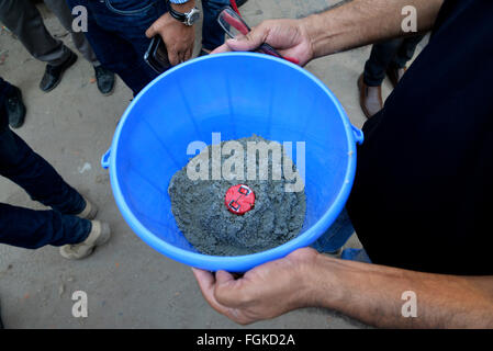 Dacca in Bangladesh. Xx Febbraio, 2016. Il poliziotto del Bangladesh porta un secchio che contengono bomba a Dacca in Bangladesh. La polizia del Bangladesh hanno recuperato esplosivi da una casa a Dhaka, nel Bangladesh, sulla base di informazioni fornite da due elementi di sospetto di fuorilegge outfit militante Ansarullah Bangla Team. Detective recuperato diverse bombe da una casa a Dhaka's area Mohammadpur la scorsa notte. Credito: Mamunur Rashid/Alamy Live News Foto Stock