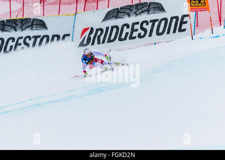 Chamonix, Francia. Xx Febbraio, 2016. Beat FEUZ della Svizzera di sci a podio in terza posizione. La Audi FIS World Cup 9 uomini in discesa ha avuto luogo a Chamonix Francia con un "jour blanc " (cieli grigi e piatto leggero) e un po' di luce la neve. Il podio è stato - 1- PARIS Dominik (ITA) 1:58,38 2- NYMAN Steven (USA) 1:58.73 3- Beat FEUZ (SUI) 1:58.77 Audi FIS Coppa del Mondo di Sci 2015/16 Credito: Genyphyr Novak/Alamy Live News Foto Stock