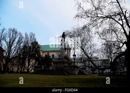 Varsavia, Polonia. Xx Febbraio 2016. Adam Mickiewicz monumento in Krakowskie Przedmie?cie a Varsavia in Polonia.La Neo-Classicist monumento è stato costruito in 1897-1898 dallo scultore Cyprian Godebski. © Anna Ferensowicz/Pacific Press/Alamy Live News Foto Stock