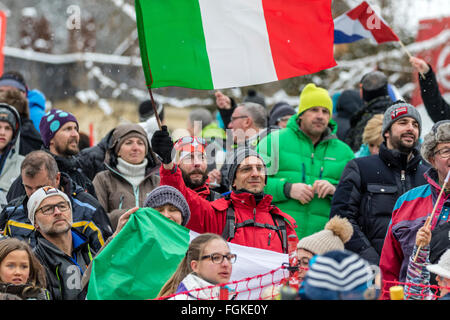 Chamonix, Francia. Xx Febbraio, 2016. I tifosi italiani celebrare la vittoria di Dominik PARIS. La Audi FIS World Cup 9 uomini in discesa ha avuto luogo a Chamonix Francia con un "jour blanc " (cieli grigi e piatto leggero) e un po' di luce la neve. Il podio è stato - 1- PARIS Dominik (ITA) 1:58,38 2- NYMAN Steven (USA) 1:58.73 3- Beat FEUZ (SUI) 1:58.77 Audi FIS Coppa del Mondo di Sci 2015/16 Credito: Genyphyr Novak/Alamy Live News Foto Stock