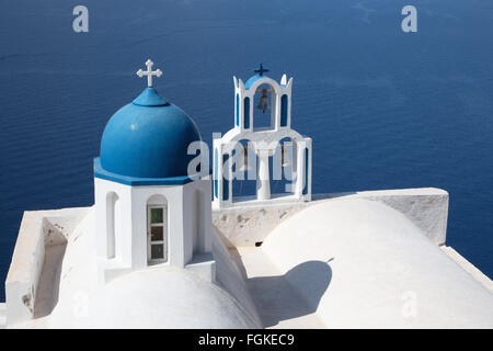 Santorini - il dettaglio di tipicamente piccola chiesa Theoskepasti a Imerovigli sotto il Skaros. Foto Stock