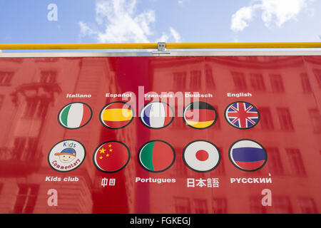 Lingua multilingue segni sul lato di un autobus turistici nel centro di Londra, Regno Unito Foto Stock