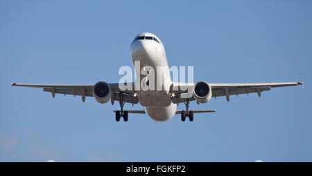 Swiss International Air Lines Airbus A321 HB-IOF venuta in terra a Londra Heathrow Airport LHR Foto Stock