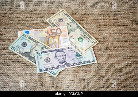 Dollari ed Euro su una tela lo sfondo con il posto per il testo Foto Stock